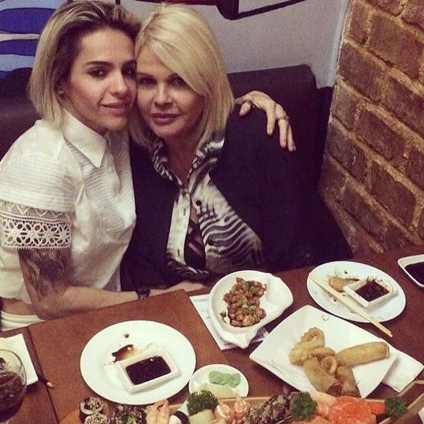Apresentadora Monique Evans com a namorada Cacá Werneck em jantar pelos 2 anos de namoro (Reprodução/ Instagram @moniqueevansreal)